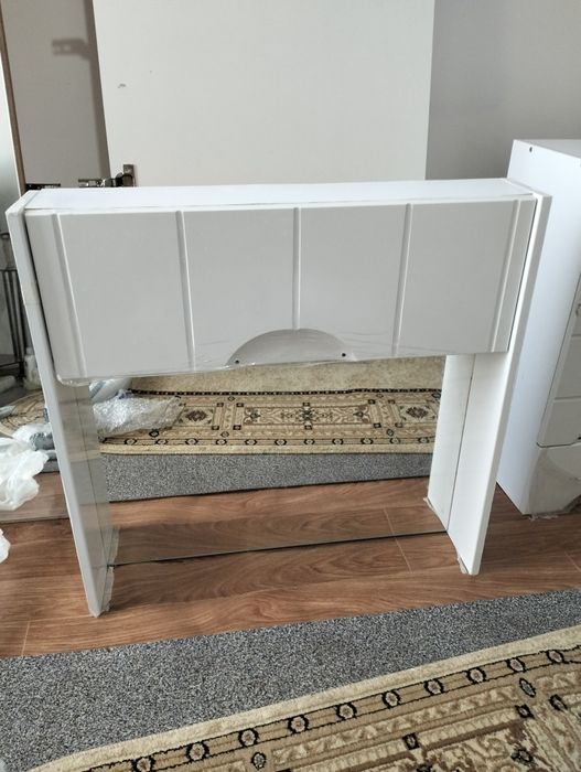 Раковина с зеркалом и мебелью