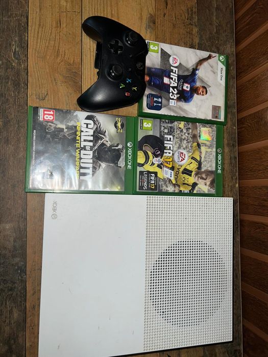 xbox one s 3 игри 2 контролери в чисто състояние всичко като нов