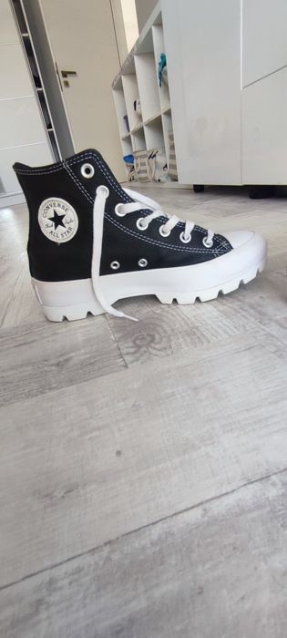 Converse  din piele moale.