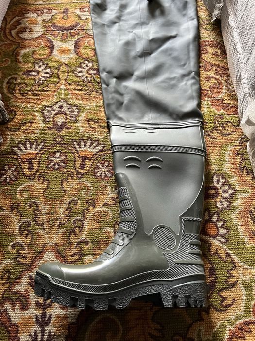 Продаются резиновые сапоги