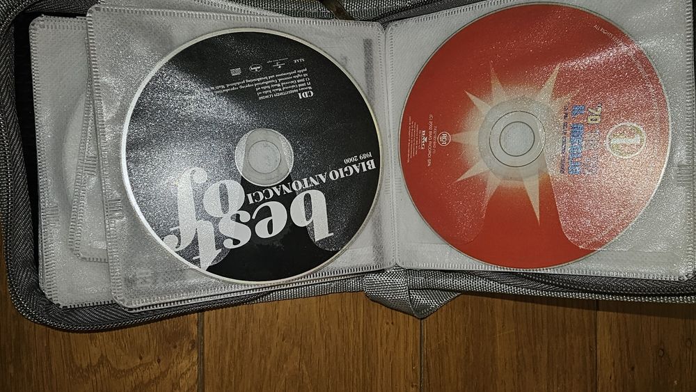 20 диска с Италианска музика заедно с калъф за тях.