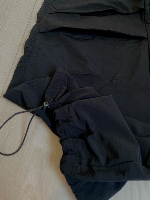 Черни панталони тип “парашут” Bershka
