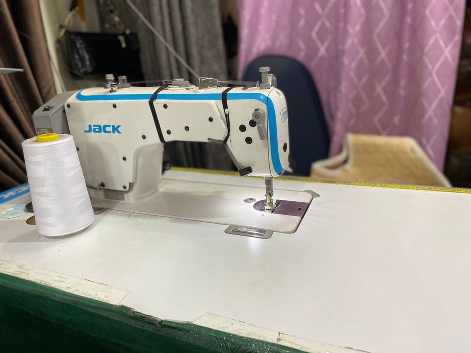 Продам швейную машинку