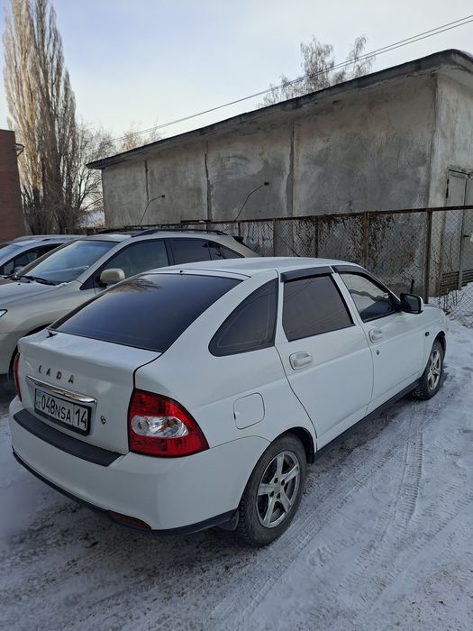 Приора белого цвета 2013 года