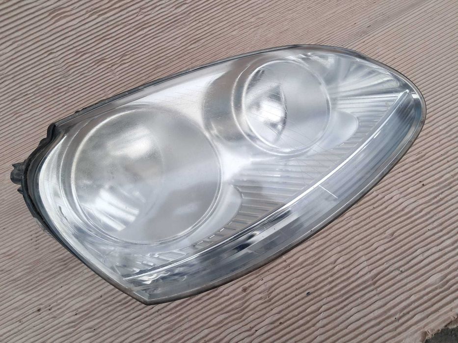 Vw Golf 5, far dreapta cu becuri si mufe, din dezmembrari