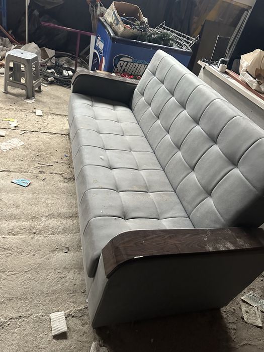 Divan sotiladi srochna