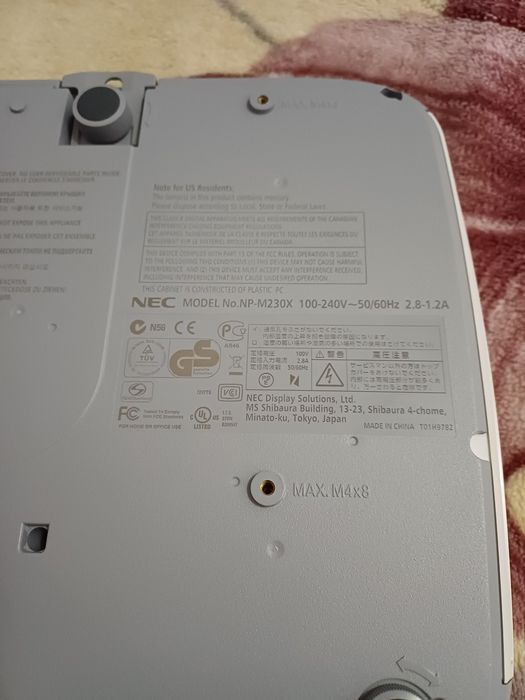 vînd videoproiector