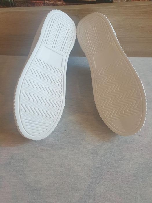 Чисто нов чифт обувки