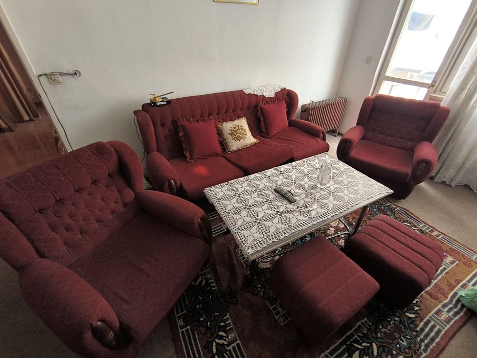 Подарявам холна гарнитура, столове, гардероб с шкафове