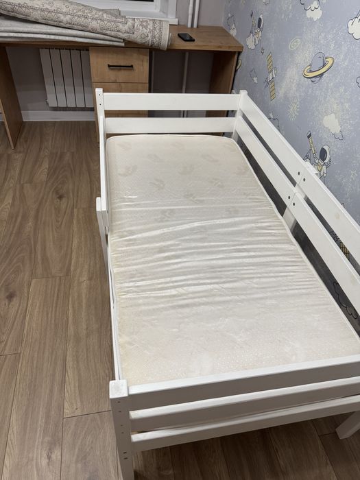 Продам 2 детские кровати с матрасами