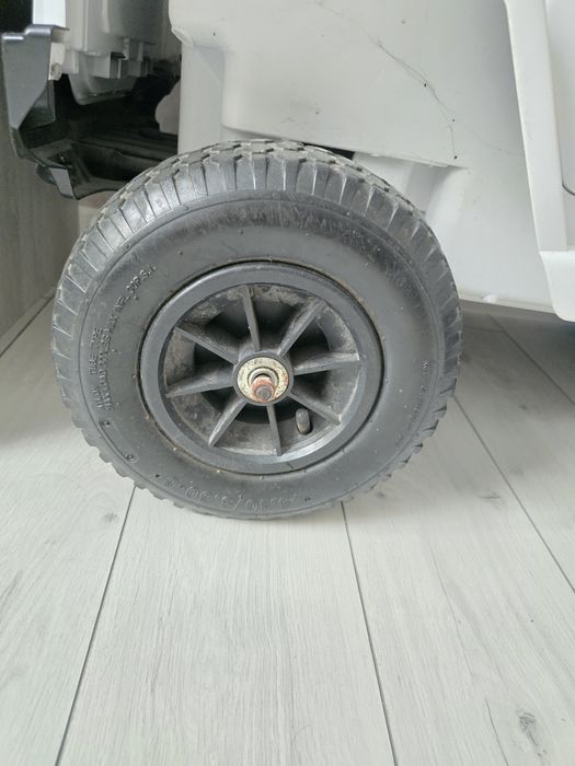 Продам машинку электромобиль