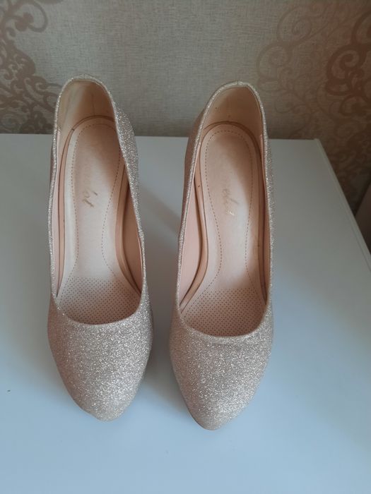 Продается туфли блестящие