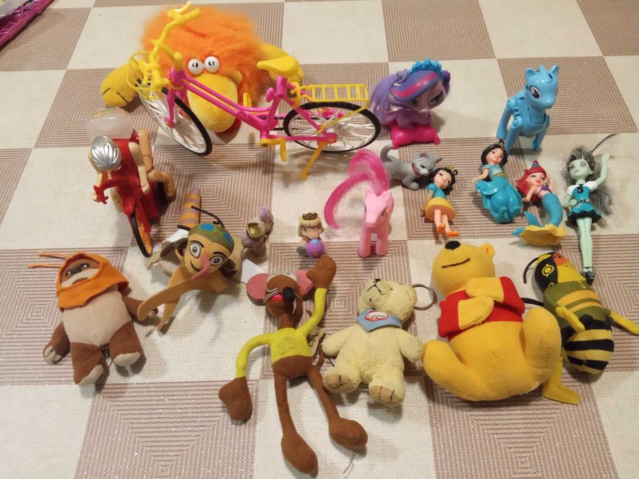 Лот от играчки и фигурки