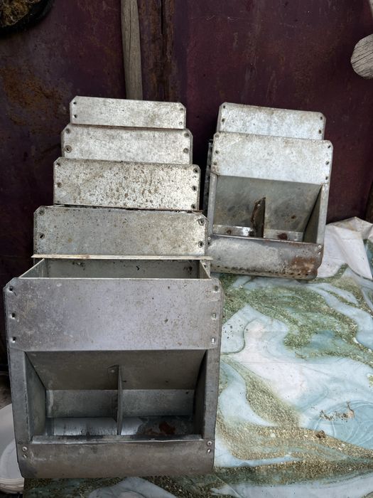 В продаже кормушки