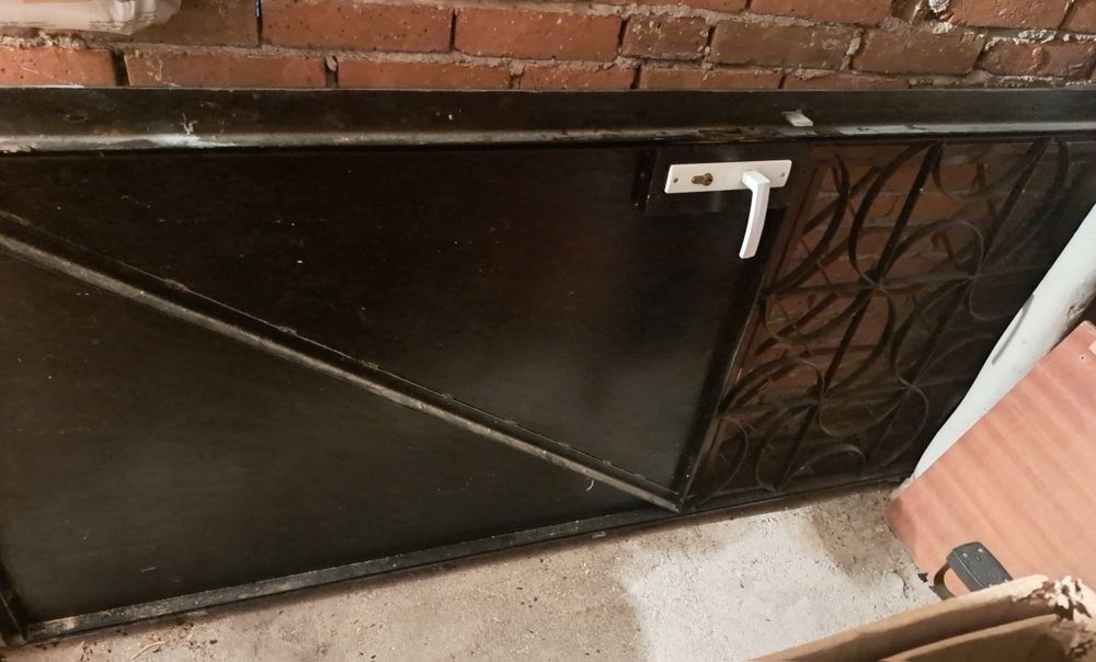 Метална врата с каса