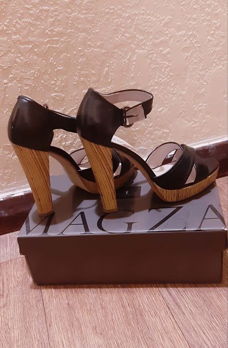 Босоножки. Высокий каблук.