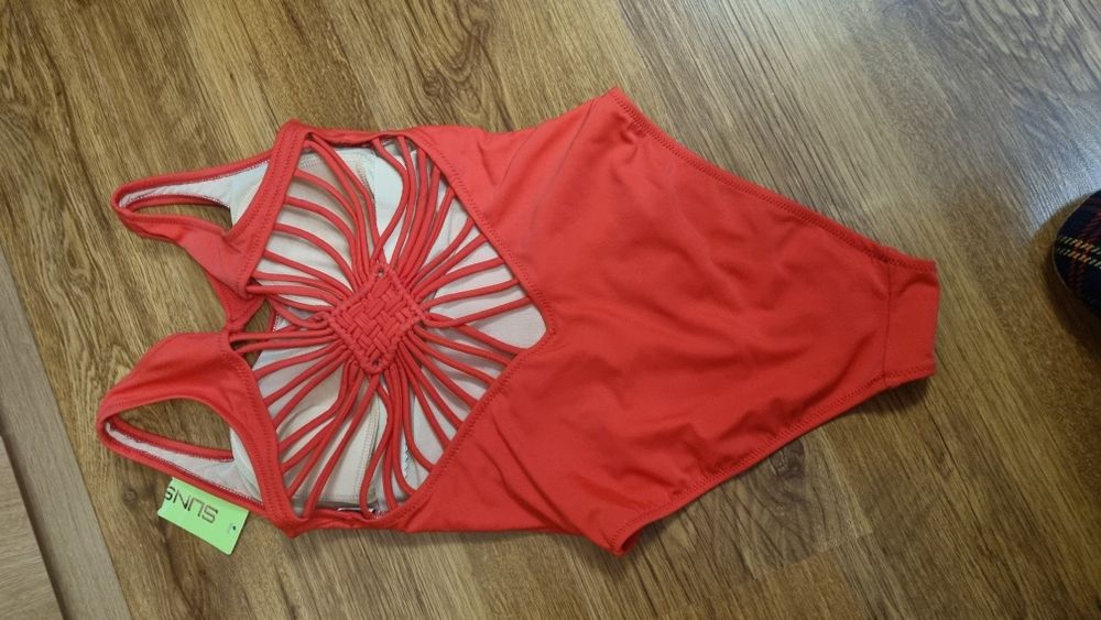 Нов бански с етикет в цвят малина размер XS