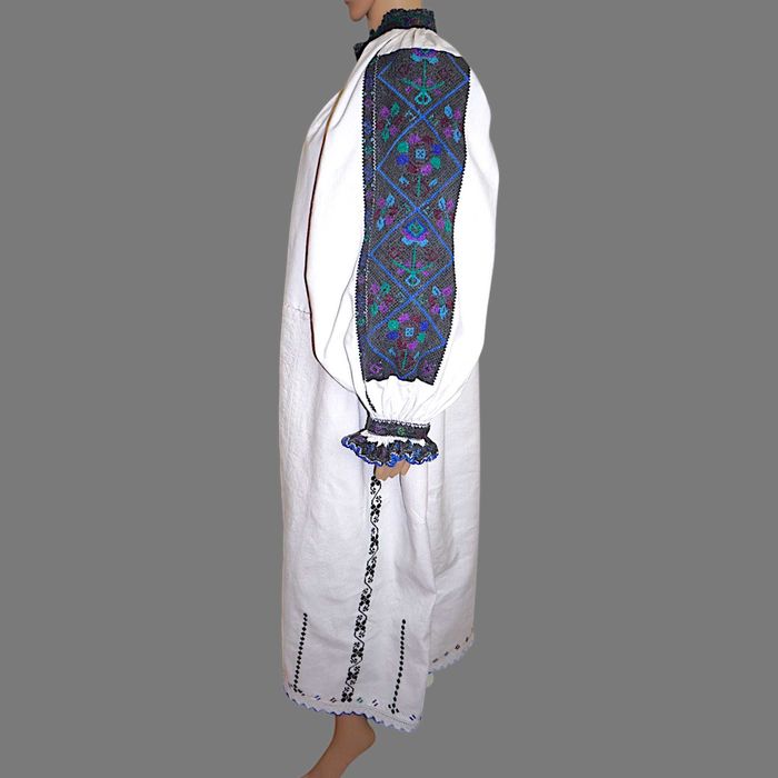 Ie traditionala veche din Padureni masura S-M