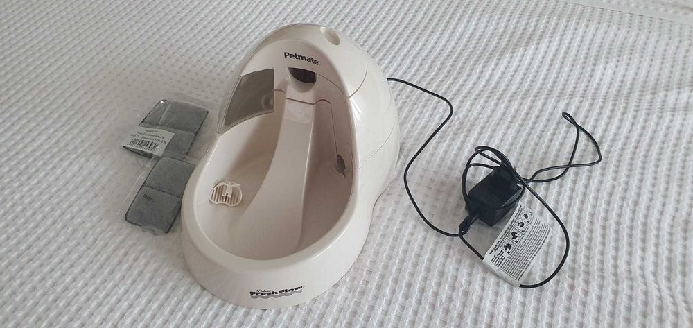 Fântână de apă Petmate Deluxe (pisici/câini) + filtre incluse