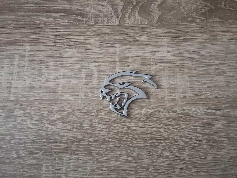 Hellcat лого сребриста емблема лява