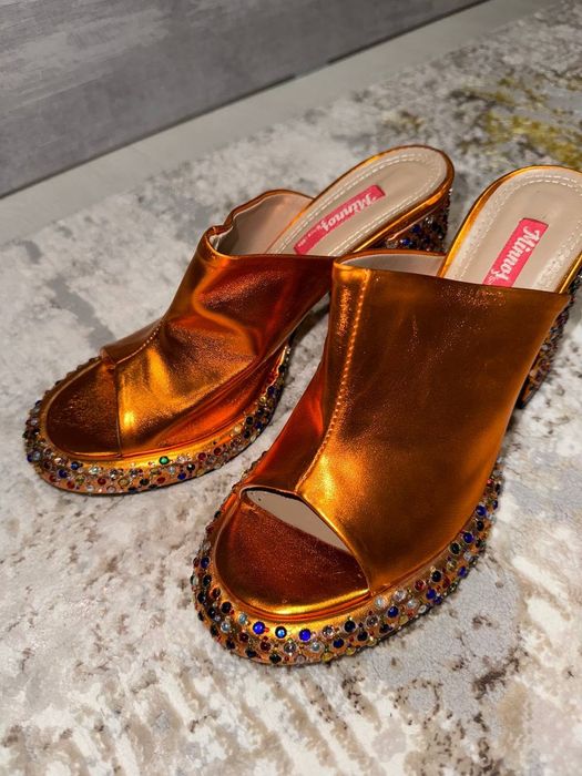 Turkiyadan keltirilgan maxsus toshli oyoq kiyim