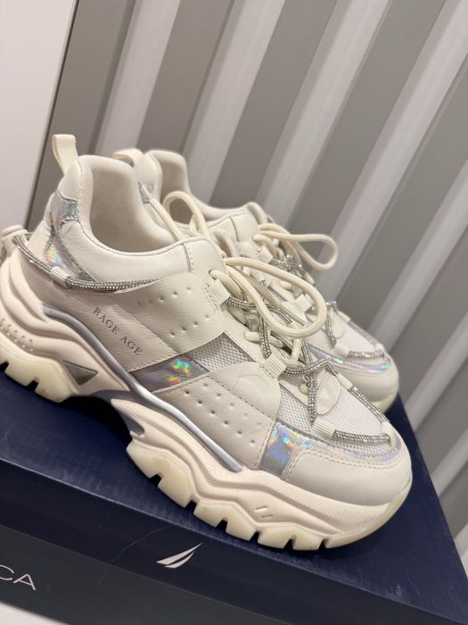 Спортни сникърси