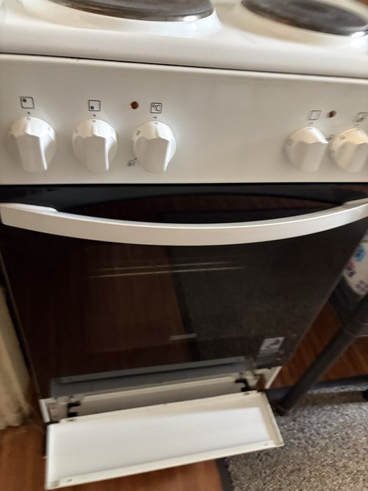 Продавам печка Zanussi