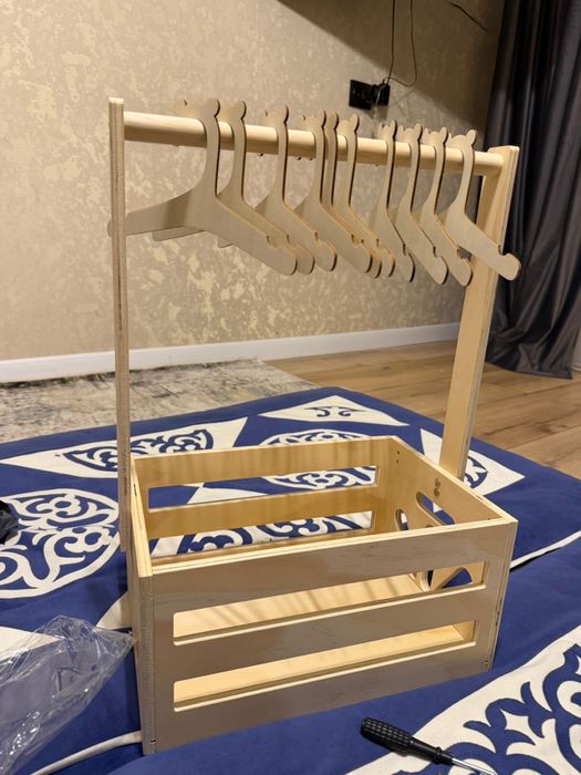 Продам детскую стойку-вешалку, коржын, гардероб