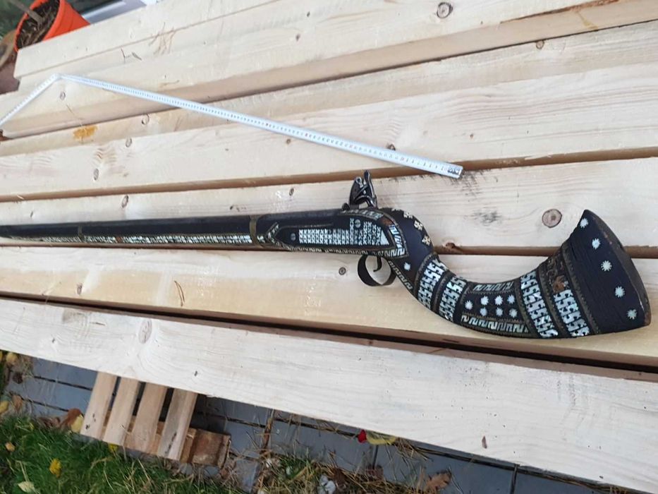 Стара пушка за стена