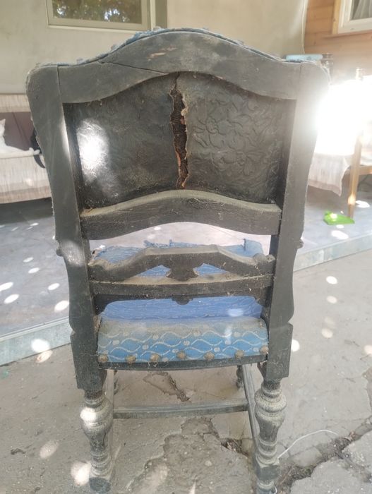 Vand doua scaune vechi diferite pentru colecționari sau nostalgici