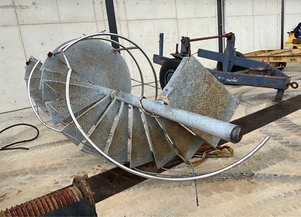Scară spirală zincată