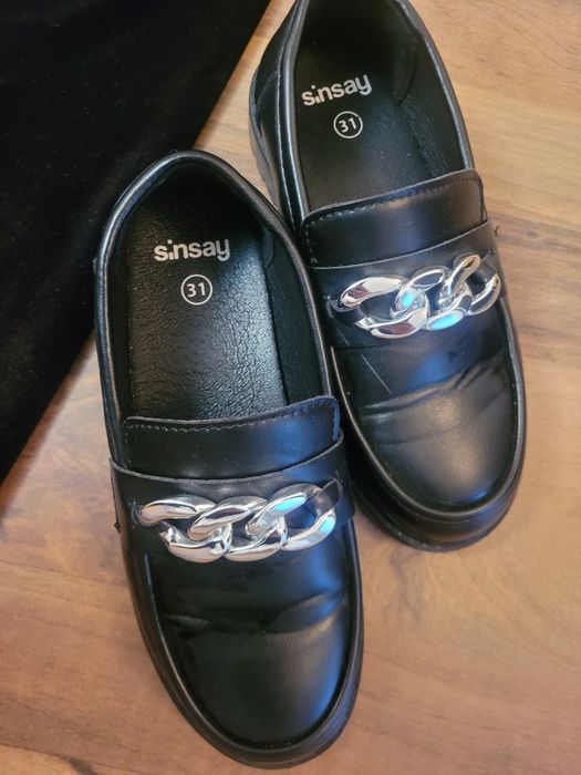 Pantaloni negrii eleganți și pantofi cu toc