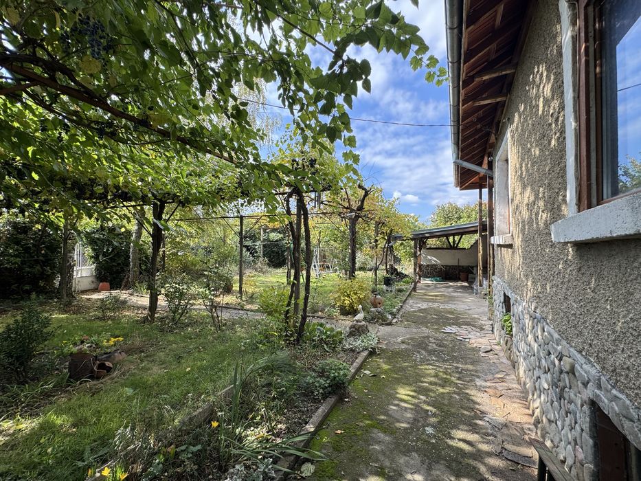 Продава къща в с. Долно Сахране, общ. Павел баня