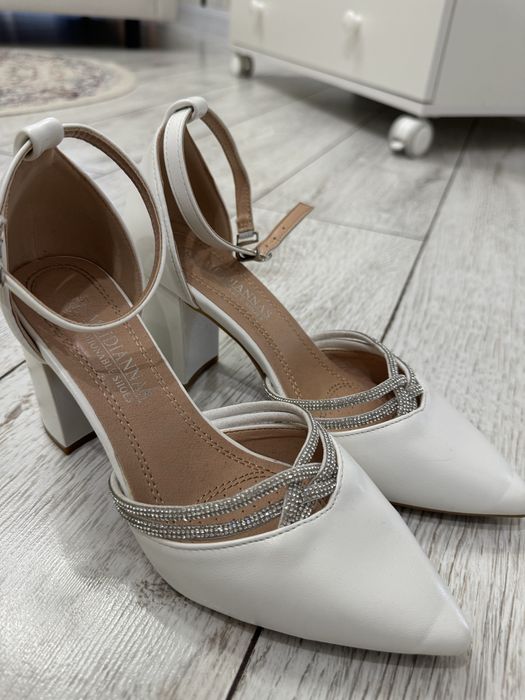 Новые туфли. Размер: 36. Цвет: белый.