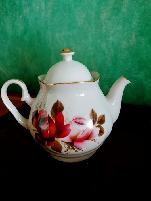 Чайный сервиз , чайник , сервиз