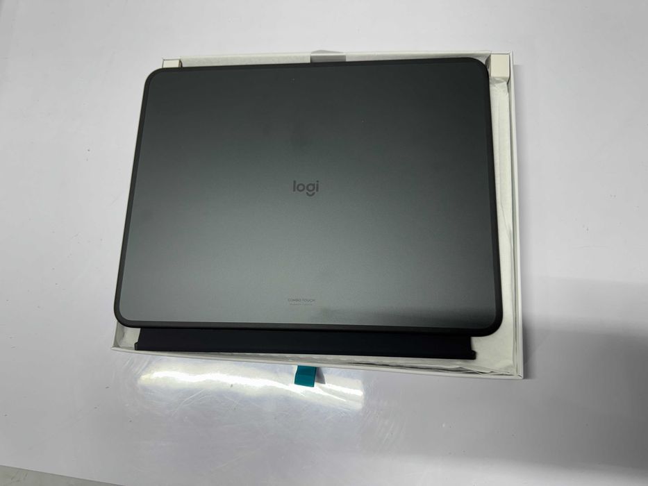 Клавиатура - Logitech Combo Touch iPad Pro 13-inch (M4)
