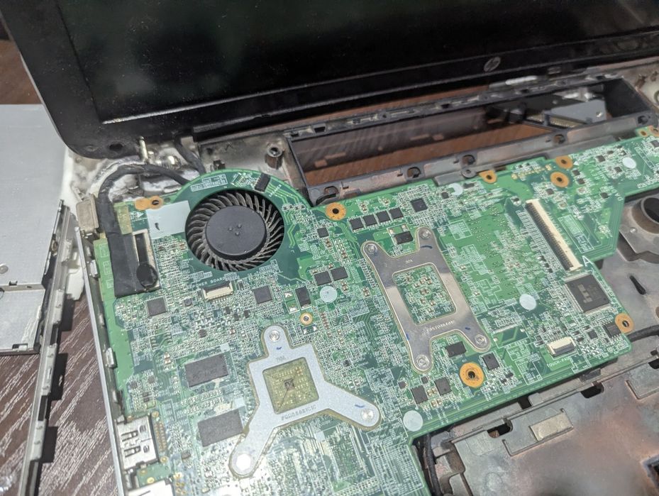 HP Pavilion 17e And A10 + видеокарта на 1gb