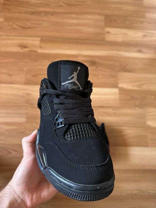 Sneakers Jordan4 cu eticheta (nu Nike, Gucci, Adidas, Balenciaga)