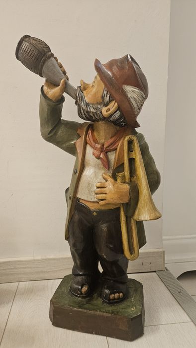 Statui pictate sculptate în lemn masiv