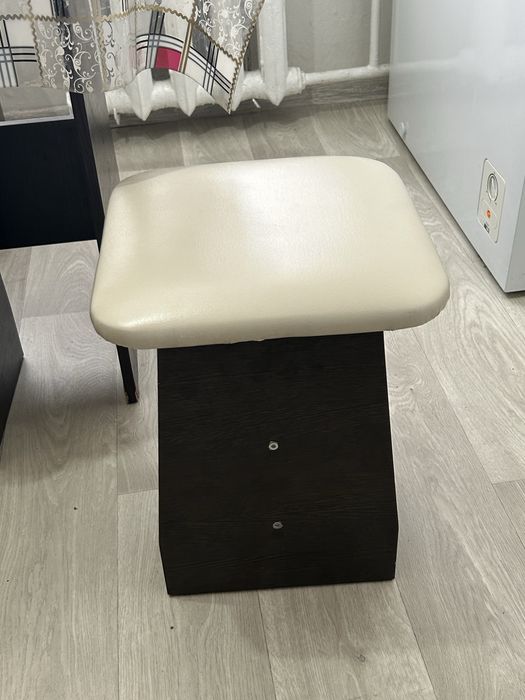 Продам 4 стулья в комплекте