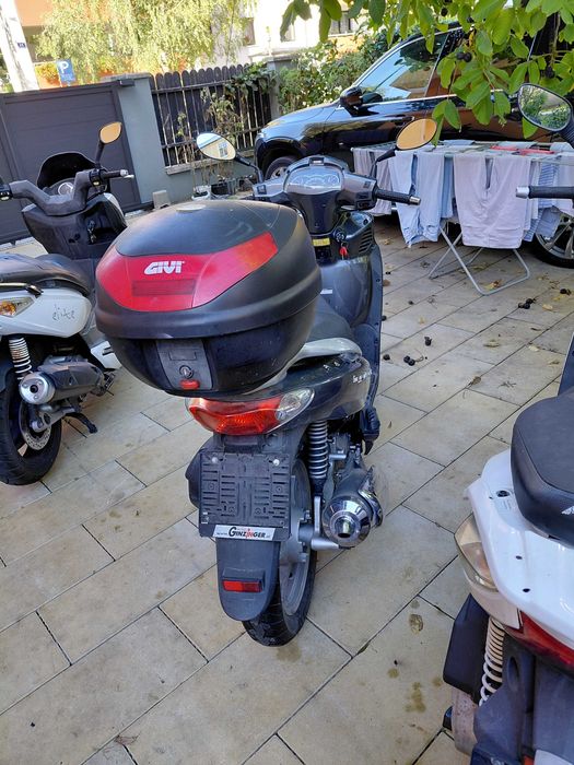 Vand scutere mai multe modele sau schimb cu cros