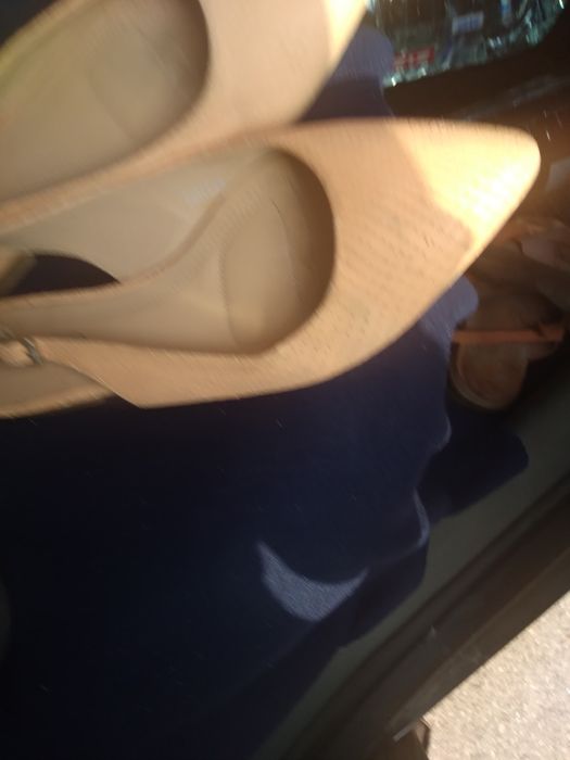 Pantof decupat din piele intoarsa