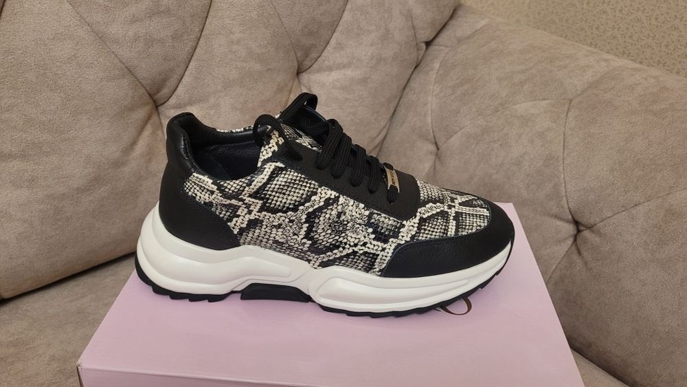 Женские кросы 39р