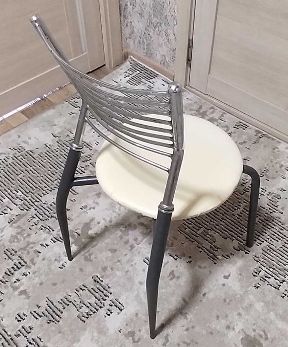 Стулья в нормальном состояние продам