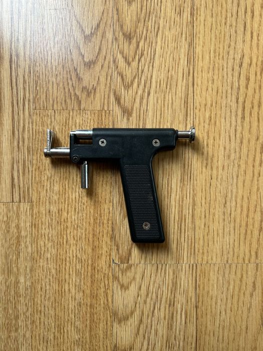 Пистолет за пробиване на уши MUGLU