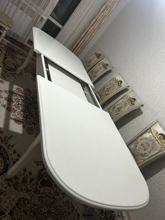 8 стульев и стол из дерева