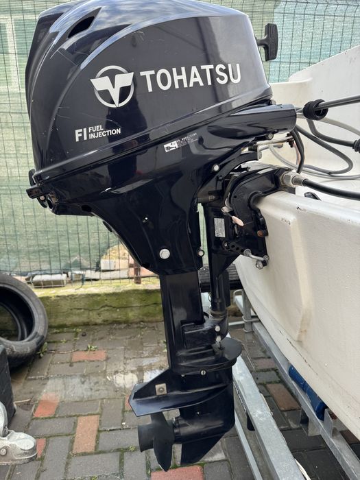 Barca cabinata, motor tohatsu 15 cp efi si peridoc