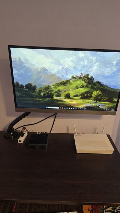 Monitor cu suport și mini PC
