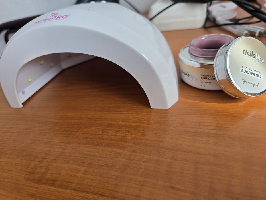 Vand lampa pentru unghii + 1 gel 30g de la NailsUp