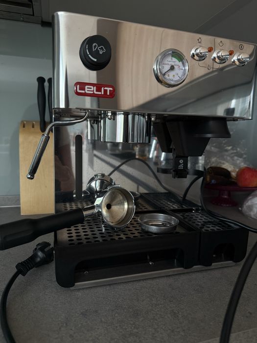 Espressor manual cu manometru si rasnita LELIT
